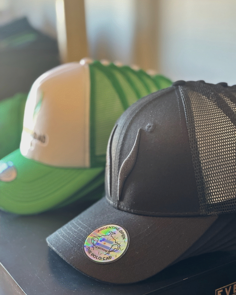 Lee más sobre el artículo Por qué las gorras trucker se volvieron un básico del polo